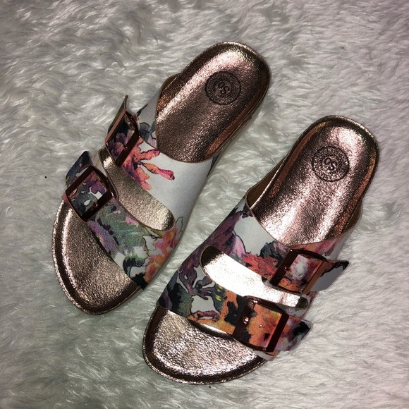 SO Goldfish Women’s Footbed Sandals - Picture 2 of 3
